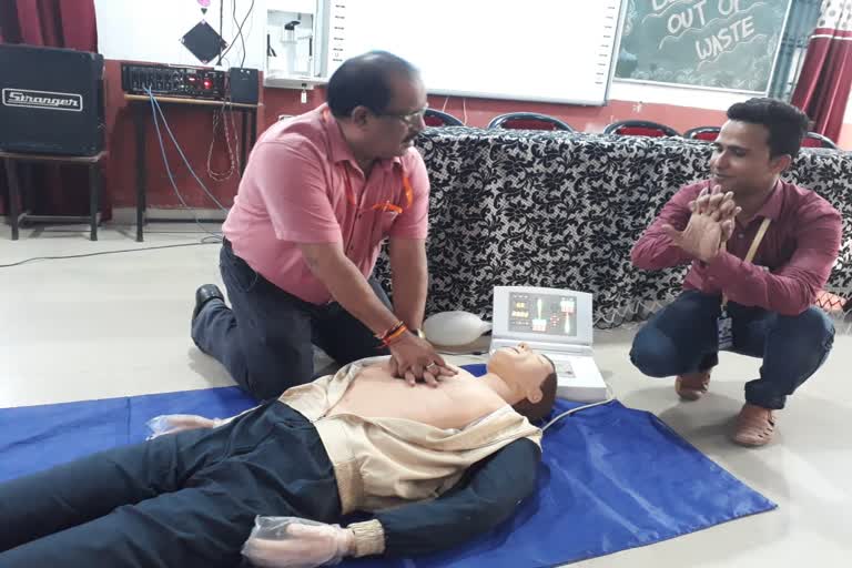CPR देकर बच सकती है मरीज की जान