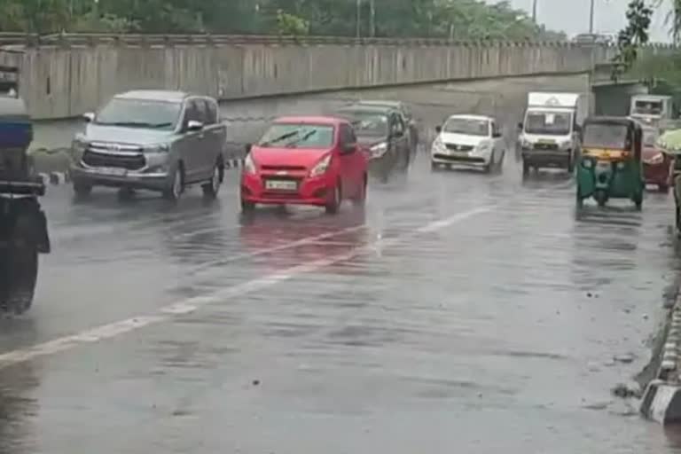 دہلی میں مسلسل بارش کے بعد درجہ حرارت میں کمی