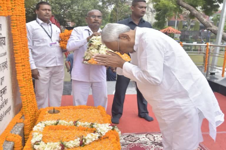 नीतीश कुमार ने दी लोहिया को श्रद्धांजलि