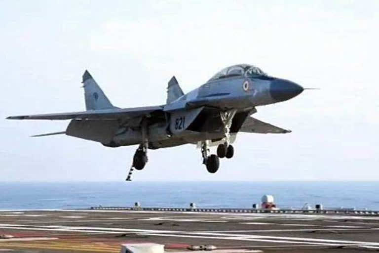 Mig 29K  MiG 29K fighter aircraft  indian navy mig 29k crash  Mig 29k trainer aircraft crash  navy aircraft crash at goa coast  MiG 29K crash news  indian navy news  മിഗ് 29 കെ യുദ്ധ വിമാനം  മിഗ് 29 കെ യുദ്ധ വിമാനം കടലില്‍ തകര്‍ന്നു വീണു  മിഗ് 29 കെ