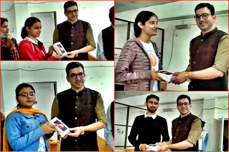 Vishal Nehria distribute Smartphone to students.