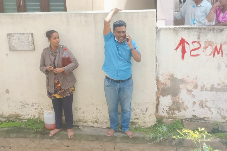 Karnataka Bengaluru couple threaten to die by suicide BBMP officials attempt raze house built on stormwater drain