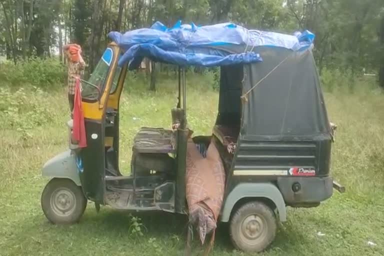 dead bodies carried on auto in Pendra