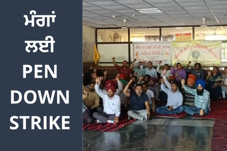 In Barnala, pen throwing strike by employees continues for the third day, government employees are determined to meet their demands.