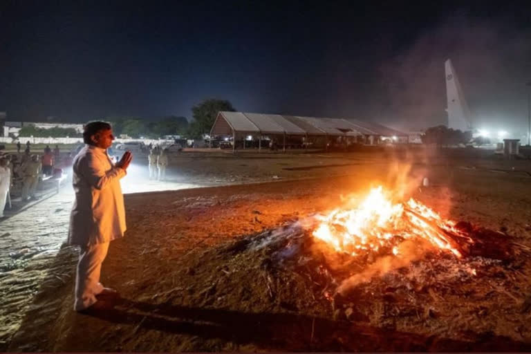 Akhilesh Yadav pens emotional tweet after father’s cremation