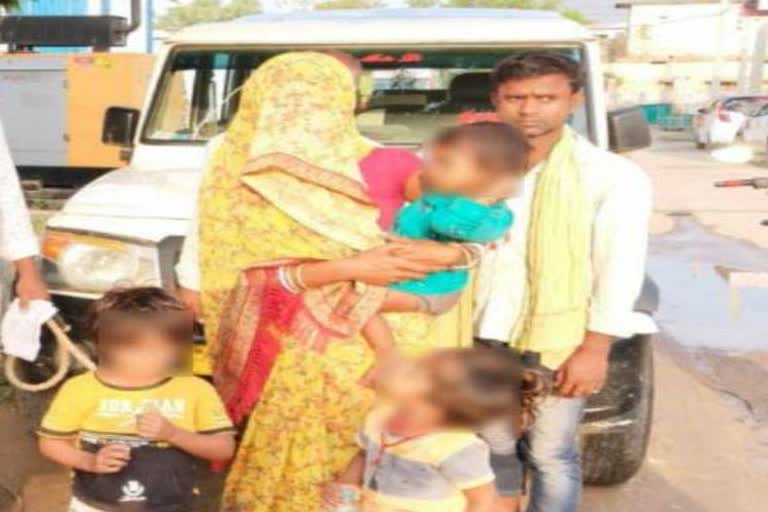 मां के साथ तीन मासूम बच्चों को थाने लेकर आई पुलिस