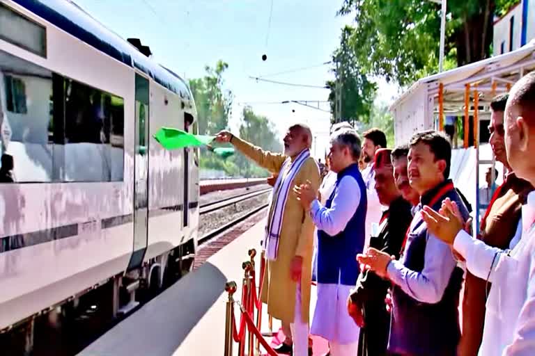 PM Modi inaugurate una delhi vande bharat train.