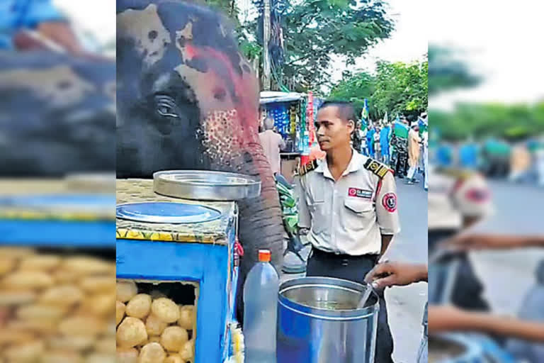 Elephant snacks on panipuri on the streets  Elephant eat panipuri on the streets in Assam  Elephant snacks on panipuri  ಗೋಲ್​ಗಪ್ಪ ತಿಂದು ಎಂಜಾಯ್​ ಮಾಡಿದ ಗಜರಾಜ  ವಿಡಿಯೋ ಸಾಮಾಜಿಕ ಜಾಲತಾಣಗಳಲ್ಲಿ ಸಖತ್​ ವೈರಲ್  ಬೆಳ್ಳಂಬೆಳಗ್ಗೆ ಗಜರಾಜ ಉಪಹಾರಕ್ಕೆ ಪಾನಿಪುರಿ  ಪಾನಿಪುರಿ ಸವಿಯುತ್ತಿರುವುದು ಆನೆ  ಆನೆ ಪಾನಿಪುರಿ ತಿನ್ನುತ್ತಾ ಎಂಜಾಯ್​ ಮಾಡುತ್ತಿರುವ ವಿಡಿಯೋ