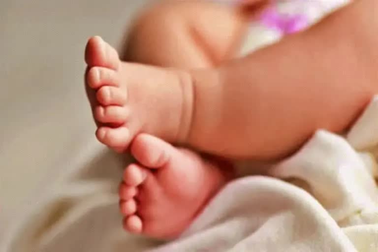 வீட்டில் விளையாடிய குழந்தை விசிலை விழுங்கியதால் பலி!