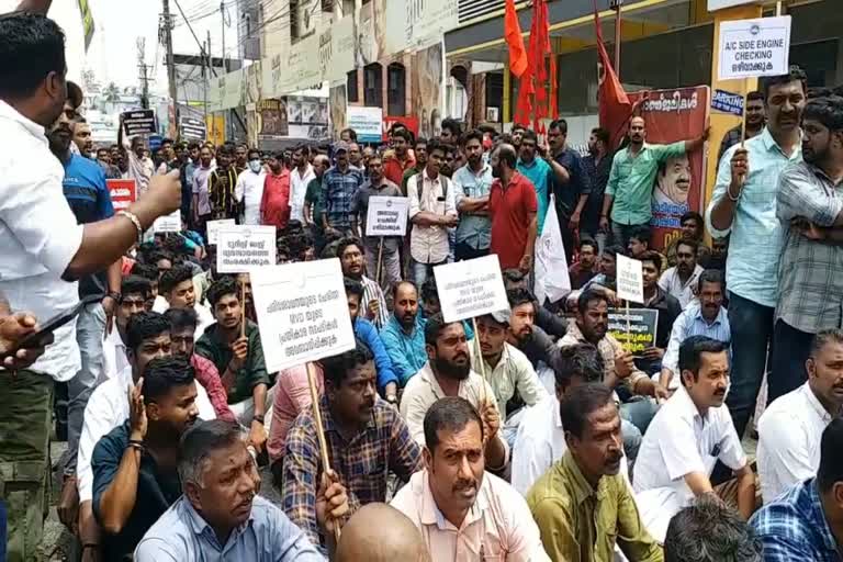 tourist bus owners protest  trivandrum  ടൂറിസ്‌റ്റ് ബസുകൾക്ക് ഏകീകൃത നിറം  പ്രതിഷേധവുമായി ബസ് ഉടമകളുടെ സംഘടന  CCOA  കോൺട്രാക്‌ട് ക്യാരേജ് ഓപ്പറേറ്റേഴ്‌സ്‌ അസോസിയേഷൻ  ബസുകൾക്ക് ഏകീകൃത നിറം  സിസിഒഎ  തിരുവനന്തപുരം  ട്രാൻസ്പോർട്ട് കമ്മീഷണറേറ്റ്  ഏകീകൃത കളർ കോഡ്  ബസ് ഉടമകളുടെ സംഘടന  ടൂറിസ്‌റ്റ് ബസ്