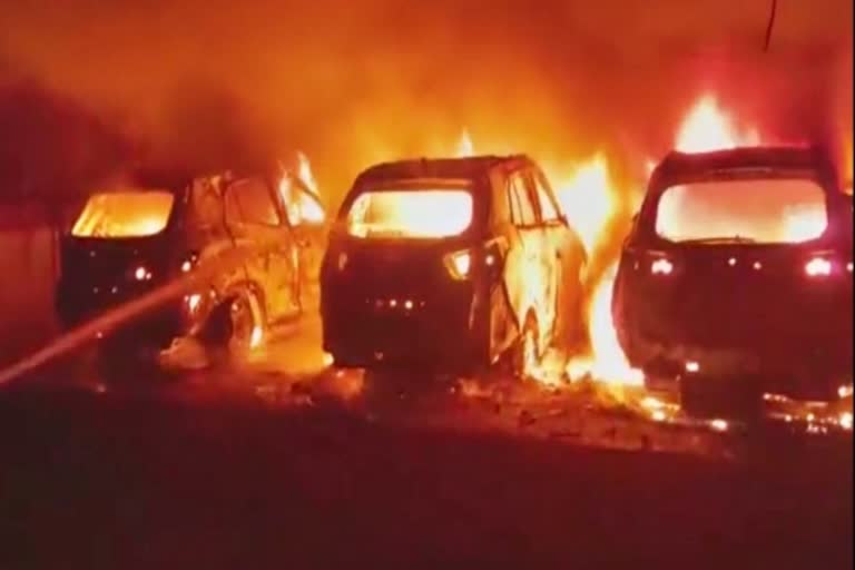 Andhra pradesh  Guntur  Guntur cars burnt due to short Circuit  Three cars burnt due to short Circuit  നിര്‍ത്തിയിട്ട കാറുകളിലൊന്നില്‍  ഷോര്‍ട്ട് സര്‍ക്യൂട്ട്  കാറുകള്‍  കത്തിനശിച്ചു  ആന്ധ്രാപ്രദേശ്‌  ഗുണ്ടൂര്‍  മൂന്ന് കാറുകള്‍ കത്തി നശിച്ചു  അഗ്നിശമന സേന  തീ