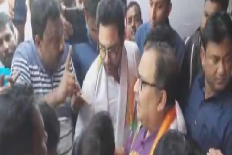 Agitated TMC supporters shows protest in front of Kunal Ghosh Sohom Chakraborty in East Midnapore