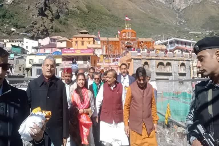 mukesh-ambani-performed-darshan-with-family-at-badrinath-kedarnath