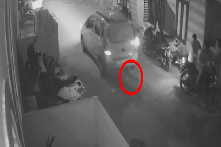 Man Climbing car on dog in Indore