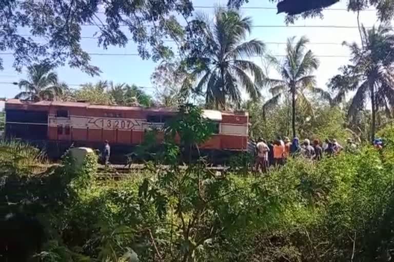 the train derailed during shunting  train derailed  trivandrum kochuvelli railway station  kochuvelli railway station  train shunting  train accident in trivandrum  latest train accident  latest news today  ഷണ്ടിങ്ങിനിടെ ട്രെയിൻ പാളംതെറ്റി  നിയന്ത്രണം നഷ്‌ടമായ എൻജിൻ  എൻജിൻ ഇലക്ട്രിക് പോസ്റ്റിൽ ഇടിച്ചു  കൊച്ചുവേളി റെയിൽവേ  വേഗത കുറവായതിനാൽ ആർക്കും പരിക്കില്ല  തിരുവനന്തപുരം ഏറ്റവും പുതിയ വാര്‍ത്ത  ഇന്നത്തെ പ്രധാന വാര്‍ത്ത