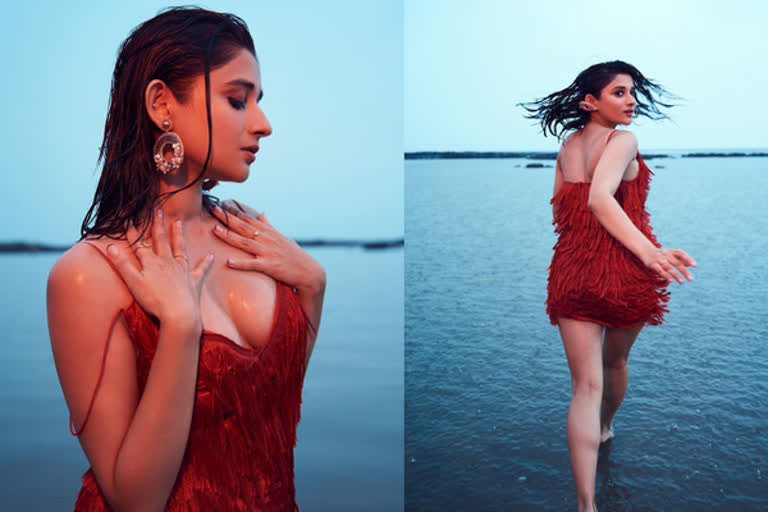 கவர்ச்சிக் கன்னி கனிகா மான் புகைப்படத்தொகுப்பு...!