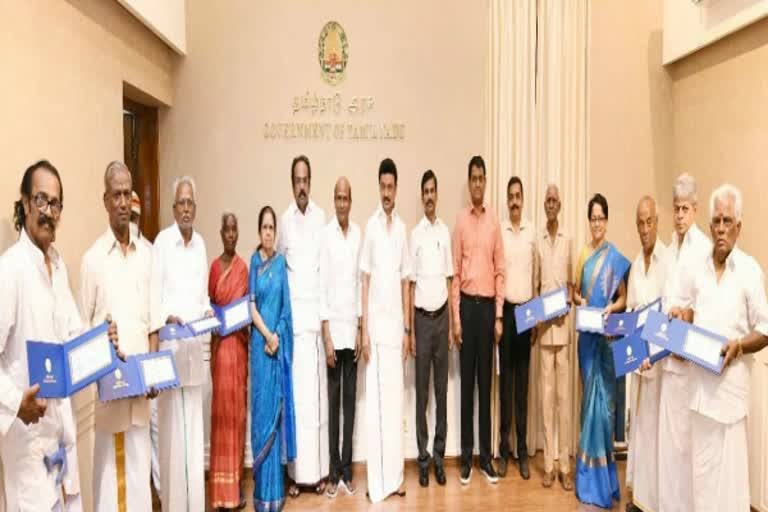 கலைமாமணி விருதாளர்களுக்கு பொற்கிழி வழங்கினார்