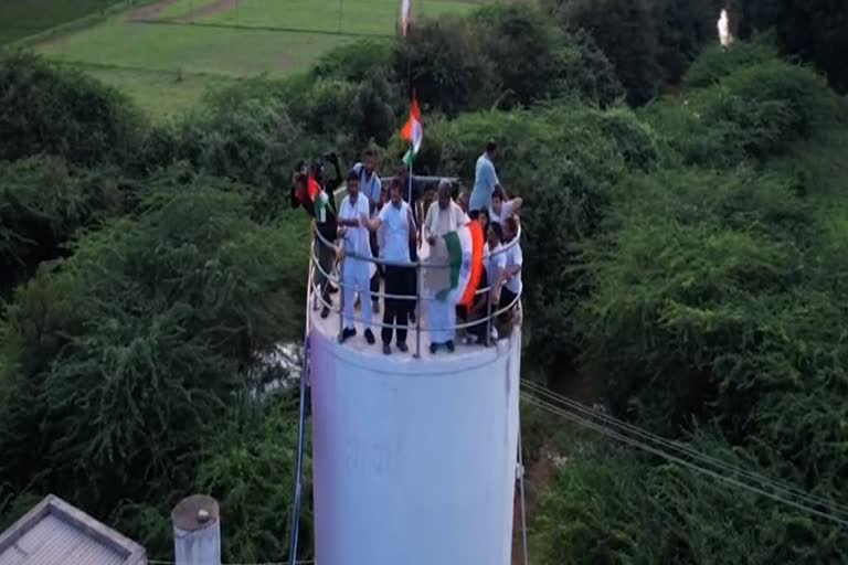 Bharat Jodo Yatra at Karnataka  Rahul Gandhi  National Flag  Siddaramaiah  Chitradurga  Karnataka  DK Shivakumar  ഭാരത് ജോഡോ യാത്ര  ദേശീയ പതാക  ചിത്രദുർഗ  രാഹുല്‍ ഗാന്ധി  ഡി കെ ശിവകുമാര്‍  സിദ്ധരാമയ്യ  കോണ്‍ഗ്രസ്