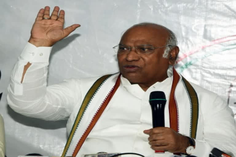 Mallikarjun Kharge taunts Tharoor, says he will implement only Udaipur declaration