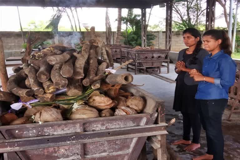 daughters completed father funeral ceremony