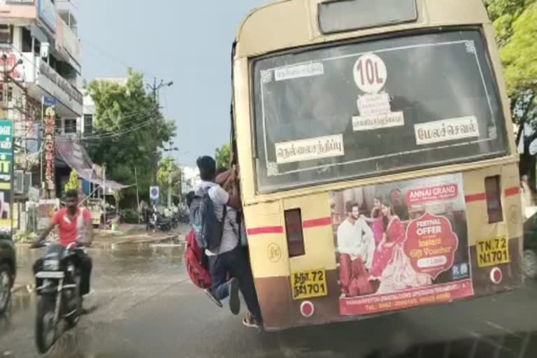 ஆபத்தான முறையில் பயணிக்கும் மாணவர்கள்