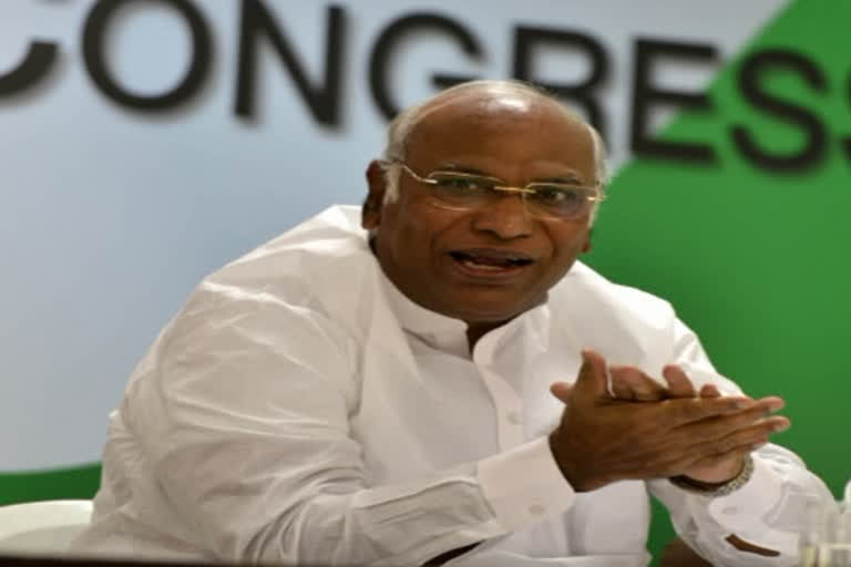 Kharge joins Rahul in 'Bharat Jodo Yatra' in Karnataka