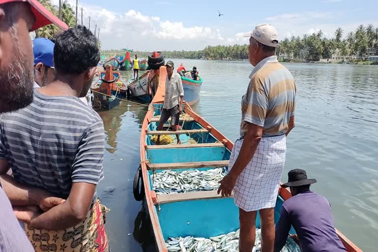 Palocode Harbour  Kannur  Palocode Harbour without basic necessities  Ramanthali  basic necessities like water and Toilet  കുടിവെള്ളമില്ല  ശൗചാലയമില്ല  രാമന്തളി  പാലക്കോട് ഹാർബർ  പ്രാഥമിക ആവശ്യങ്ങള്‍  കണ്ണൂർ  പയ്യന്നൂര്‍  ഹാർബര്‍  മത്സ്യ ബന്ധന  ജില്ലാ പഞ്ചായത്ത്  കുടിവെള്ളം  മത്സ്യത്തൊഴിലാളി