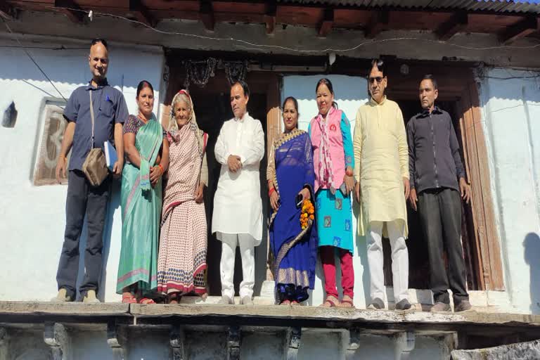 Dhan Singh Rawat reached CDS Anil Chauhan's village