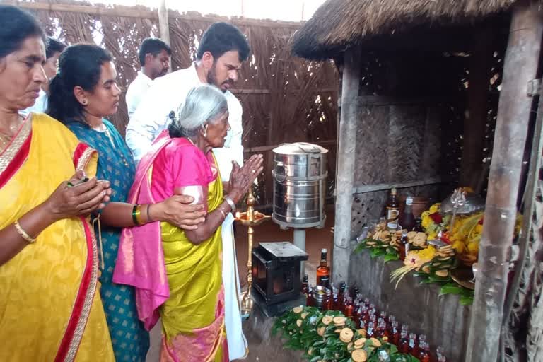 salumarada-thimmakka-visit-to-koragajja-temple