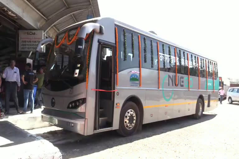 transport-minister-chandan-ramdas-flagged-off-5-electric-buses-to-dehradun-to-delhi-route