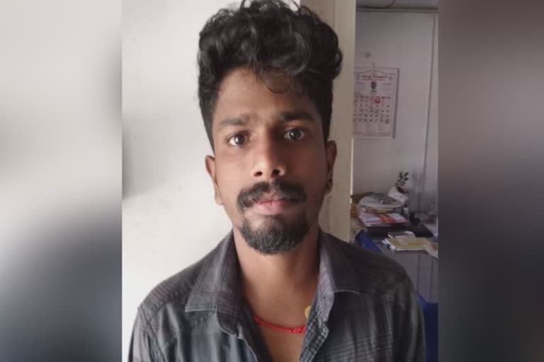 Kottayam  Kumarakom  youth arrested for theft  theft in neighbour house  stolen gold from neighbour house  Kumarakom Police  അയല്‍വീട്ടില്‍ മോഷണം  മോഷണം  യുവാവ് അറസ്‌റ്റില്‍  കോട്ടയം  വീട്ടില്‍ കയറി മോഷണം  അയല്‍വാസി  മിഥുൻ മനോഹരൻ  കുമരകം പൊലീസ്  പൊലീസ്  ആശുപത്രി