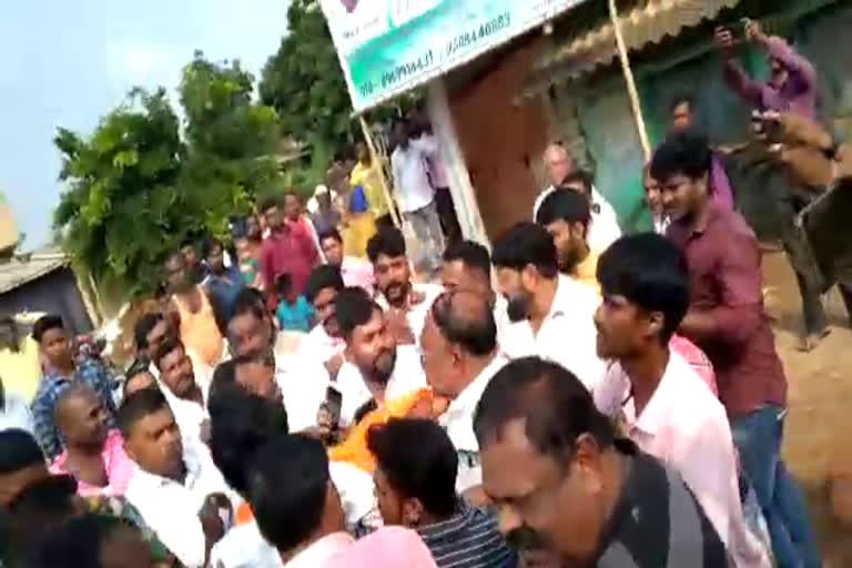 bjp-workers-clash-with-jmm-mla-dashrath-gagrai-in-seraikela