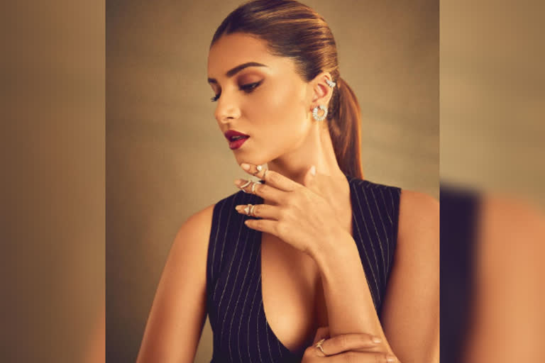 நடிகை தாரா சுடாரியா புகைப்படத் தொகுப்பு