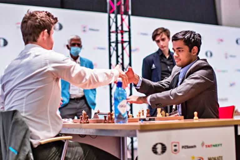 Erigasi defeated Magnus Carlsen  Arjun Erigaisi  Magnus Carlsen  Aimchess Rapid online chess tournament  एरिगैसी ने मैगनस कार्लसन को हराया  अर्जुन एरिगैसी  मैगनस कार्लसन  एमचेस रैपिड ऑनलाइन शतरंज टूर्नामेंट