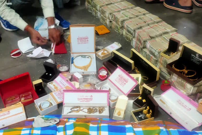 Rs 2 Crore and gold diamond ornaments recovered from Howrah businessman house