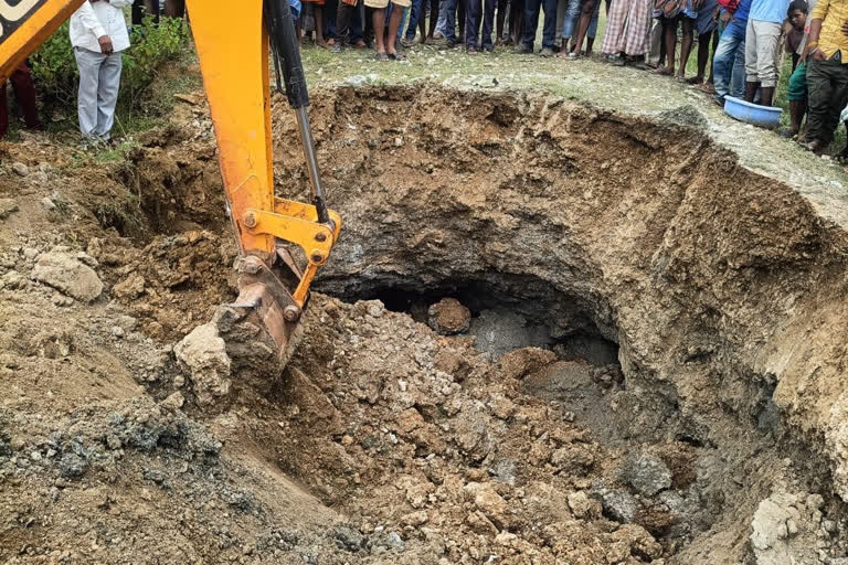 खोदकाम चालू असताना महिला कोसळल्या; तिघींचा मृत्यू तर दोन जखमी