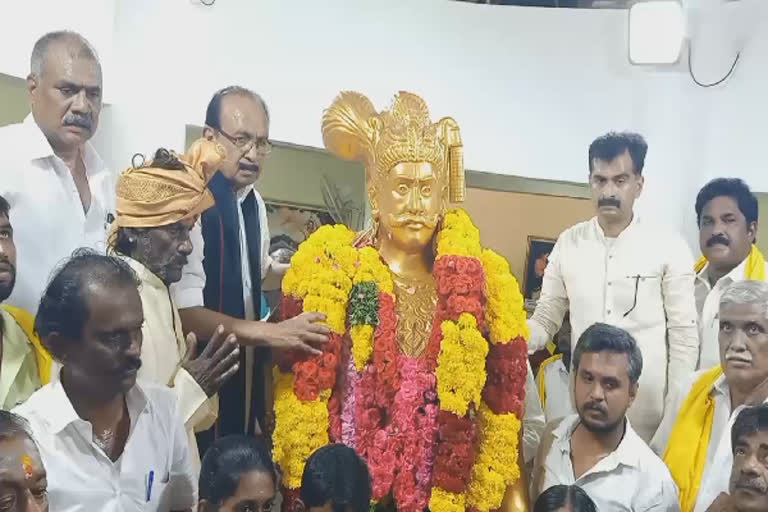 வீரபாண்டிய கட்டபொம்மன் சிலைக்கு மதிமுக பொதுச் செயலாளர் வைகோ மரியாதை...!