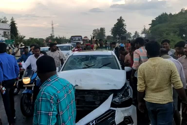 car-collided-with-autorickshaw-from-behind