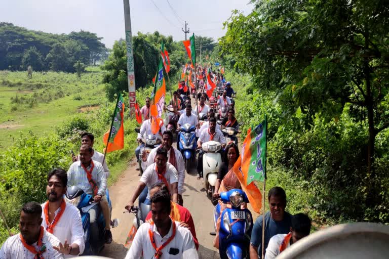 BJP hold a Bike rally in Bhubaneswar for road problem near Lingipur