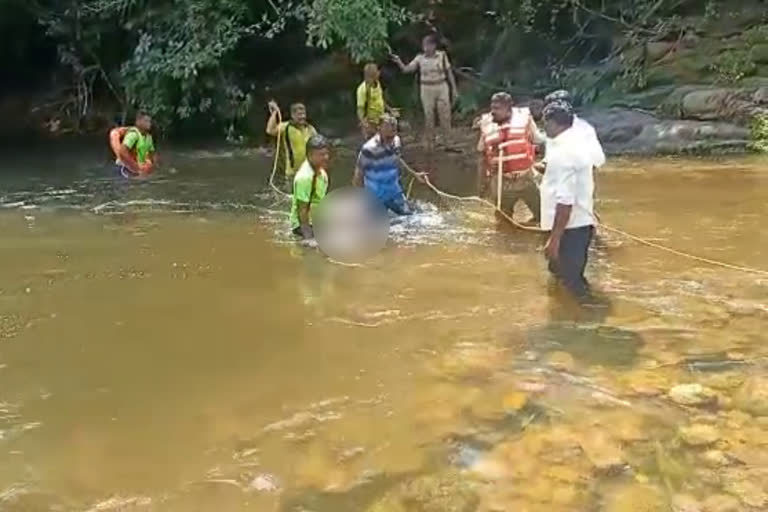 മുങ്ങി മരണം  നവദമ്പതികള്‍ മുങ്ങി മരിച്ചു  പെരിയത്തുകോംബെ  ബോഡിനായ്ക്കന്നൂർ  ഇടുക്കി മുങ്ങി മരണം പുതിയ വാർത്ത  ഇടുക്കി വാർത്തകള്‍  കുളിക്കാനിറങ്ങുന്നതിനിടെ ഒഴുക്കില്‍പ്പെട്ടു  നദിയില്‍ മുങ്ങി മരിച്ചു  bodinayakkanur  newly wed couple drowned in river  three drown in river  newly wed couple drowned to death  idukki drowning  idukki latest news  drowned to death latest news  മുങ്ങി മരിച്ചു  മൂന്ന് പേര്‍ മുങ്ങി മരിച്ചു  പാറയില്‍ കാല്‍ വഴുതി