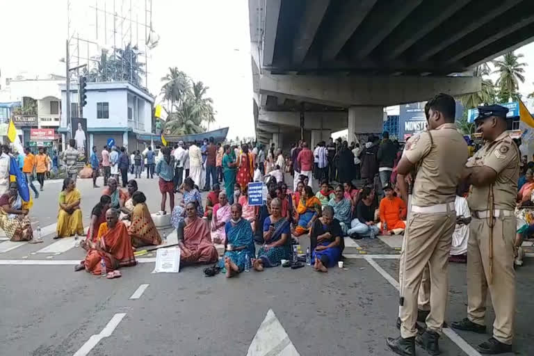 road blocks vizhinjam protest thiruvananthapuram  vizhinjam protest updation  vizhinjam protest  vizhinjam  വിഴിഞ്ഞം തുറമുഖ തമരം  റോഡ് ഉപരോധം വിഴിഞ്ഞം  വിഴിഞ്ഞം സമരം  റോഡ് ഉപരോധ സമരം വിഴിഞ്ഞം  വിഴിഞ്ഞം തുറമുഖ നിർമ്മാണത്തിനെതിരായ സമരം  വിഴിഞ്ഞം സമരസമിതി  ലത്തീൻ അതിരൂപത വിഴിഞ്ഞം സമരം  തുറമുഖ നിർമ്മാണം വിഴിഞ്ഞം  ഉപരോധ സമരത്തിന് ജില്ലാ കലക്‌ടർ നിരോധനം