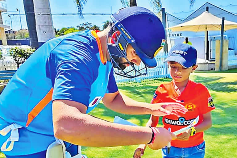 boy impresses Rohit Sharma  boy impresses Rohit Sharma with his smooth bowling  T20 world cup 2022 in Australia  T20 world cup 2022  ಟಿ20 ವಿಶ್ವಕಪ್‌ಗಾಗಿ ಟೀಂ ಇಂಡಿಯಾ ಆಸ್ಟ್ರೇಲಿಯಾಕ್ಕೆ  ಟಿ20 ವಿಶ್ವಕಪ್​ ಆಸ್ಟ್ರೇಲಿಯಾ  ಭಾರತದ ನಾಯಕ ರೋಹಿತ್ ಶರ್ಮಾ  ಟೀಂ ಇಂಡಿಯಾ ವಿಶ್ಲೇಷಕ ಪ್ರಸಾದ್ ಮೋಹನ್  ಬೌಲಿಂಗ್ ಮೂಲಕ ಎಲ್ಲರ ಮನಸೆಳೆದ ಬಾಲಕ  ಹುಡುಗನ ಪ್ರತಿಭೆಗೆ ರೋಹಿತ್​ ಶರ್ಮಾ ಫಿದಾ