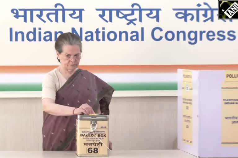 Sonia Gandhi about aicc presidential election  സോണിയാ ഗാന്ധി  എഐസിസി അധ്യക്ഷ തെരഞ്ഞെടുപ്പ്  aicc presidential election  Sonia Gandhi  national news  malayalam news  മലയാളം വാർത്തകൾ  ദേശീയ വാർത്തകൾ  പാർട്ടി അധ്യക്ഷ സ്ഥാനം  മല്ലികാർജുൻ ഖാർഗെ  ശശി തരൂർ  വോട്ട് രേഖപ്പെടുത്തി