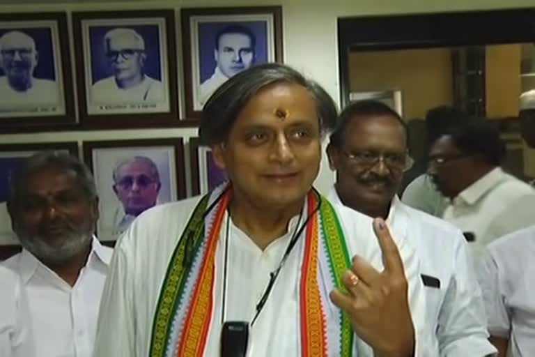 കനത്ത പോരാട്ടം  എ ഐ സി സി അധ്യക്ഷ  aicc presidential race  aicc presidential election  shashi tharoor  mallikarjun kharge  മല്ലികാർജുൻ ഖാർഗേ  ശശി തരൂർ  എ ഐ സി സി അധ്യക്ഷ വോട്ടെടുപ്പ്  മലയാളം വാർത്തകൾ  കേരള വാർത്തകൾ  kerala latest news  Tuogh fight between candidates for aicc