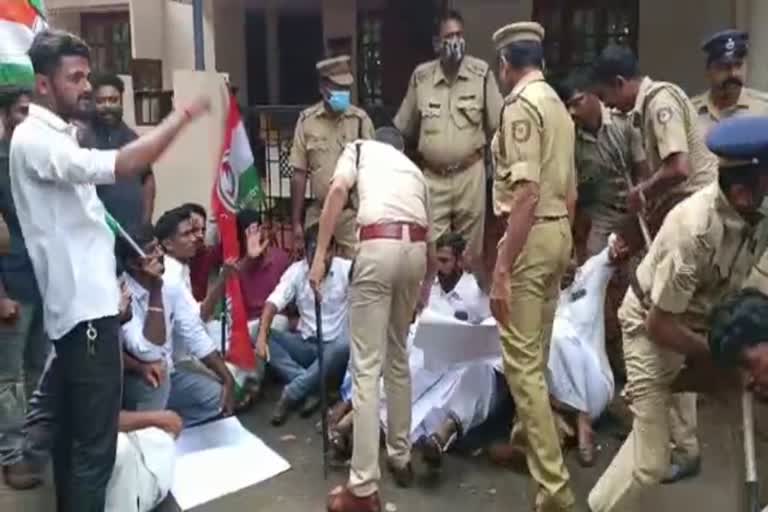 mla c h kunjambu  youth congress march  youth congress march on mla c h kunjambus house  controversial speech of c h kunjambu  controversial speech against endosalfan victims  latest news in kasargode  latest news today  എൻഡോസൾഫാൻ ഇരകള്‍ക്കെതിരായ  വിവാദ പരാമർശം  എംഎൽഎ സിഎച്ച് കുഞ്ഞമ്പു  സിഎച്ച് കുഞ്ഞമ്പുവിന്‍റെ വീട്ടിലേക്ക്  യൂത്ത് കോൺഗ്രസ്‌ മാർച്ച്‌  സിഎച്ച് കുഞ്ഞമ്പുവിനെതിരെ പ്രതിഷേധം  ഉദുമ എംഎൽഎ സിഎച്ച് കുഞ്ഞമ്പു  പൊലീസ് ബലം പ്രയോഗിച്ചു അറസ്‌റ്റ് ചെയ്‌തു നീക്കി  കാസർകോട് ഏറ്റവും പുതിയ വാര്‍ത്ത  ഇന്നത്തെ പ്രധാന വാര്‍ത്ത