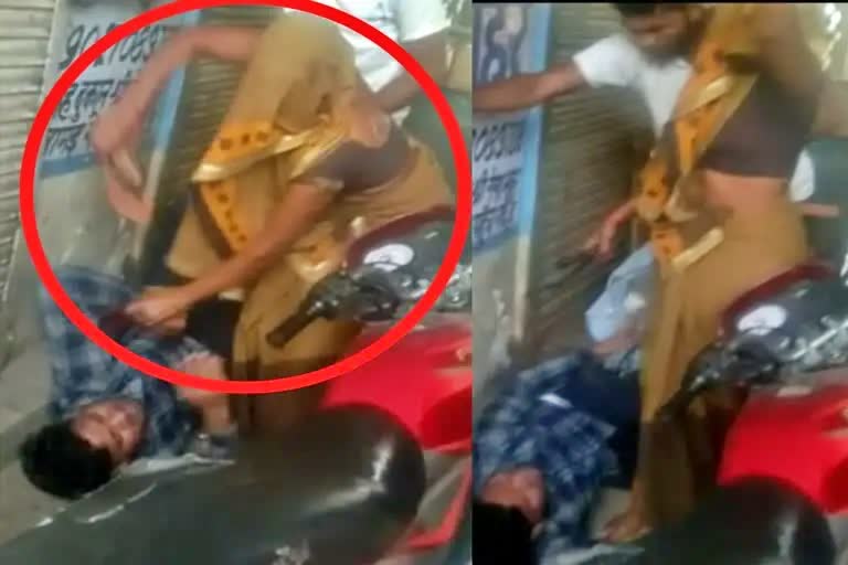 woman beat youth with slippers in Hathras  Woman beat youth in Hathras  Woman thrashed in Uttara Pradesh  Youth beaten with slippers  Video of youth beating  Viral video of Hathras Woman beat youth  Viral video of beating in Hathras  ಮಾರುಕಟ್ಟೆ ಮಧ್ಯದಲ್ಲೇ ಮಹಿಳೆಯಿಂದ ಯುವಕನಿಗೆ ಚಪ್ಪಲಿ ಏಟು  ವಿಡಿಯೋ ಸಾಮಾಜಿಕ ಜಾಲತಾಣಗಳಲ್ಲಿ ವೈರಲ್  ಯುವಕನಿಗೆ ಚಪ್ಪಲಿಯಿಂದ ಥಳಿಸಿದ ಪ್ರಕರಣ