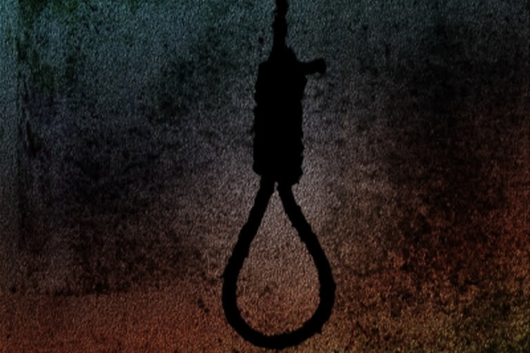 Hyderabad man kills wife  Hyderabad man kills wife and two kids  Hyderabad man hangs self  Hyderabad man suicide  ಹೆಂಡ್ತಿ ಮಕ್ಕಳನ್ನು ಕತ್ತಿರಿಯಿಂದ ಕೊಲೆ  ಕೊಲೆ ಮಾಡಿ ಆತ್ಮಹತ್ಯೆಗೆ ಶರಣಾದ ವ್ಯಕ್ತಿ  ಪತ್ನಿ ಮತ್ತು ಇಬ್ಬರು ಮಕ್ಕಳನ್ನು ಹತ್ಯೆ ಮಾಡಿ ಆತ್ಮಹತ್ಯೆ  ತೆಲಂಗಾಣ ರಾಜಧಾನಿ ಹೈದರಾಬಾದ್‌ನಲ್ಲಿ ದುರಂತ  ನೇಣು ಬಿಗಿದುಕೊಂಡು ಆತ್ಮಹತ್ಯೆ