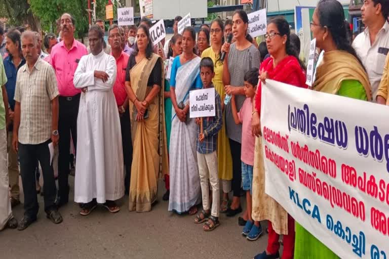 daughters of lawrance are protesting  bus accident kochi  bus accident death of lawrance  daughters of lawrance are protesting  private bus accident in kochi  latest news in ernakulam  latest news today  തെരുവിൽ പെൺമക്കളുടെ പ്രതിഷേധം  സ്വകാര്യബസിന്‍റെ മത്സരയോട്ടത്തില്‍  കൊച്ചി സ്വദേശിയുടെ ജീവന്‍ നഷ്‌ടമായ സംഭവം  കൊച്ചി സ്വദേശി ലോറൻസ് വർഗീസിന്  ലോറൻസ് വർഗീസിന് നീതി  പെൺമക്കളായ അന്നയും അഞ്ചുവും  എറണാകുളം ഏറ്റവും പുതിയ വാര്‍ത്ത  ഇന്നത്തെ പ്രധാന വാര്‍ത്ത  കൊച്ചി സ്വദേശി മരിച്ച സംഭവം