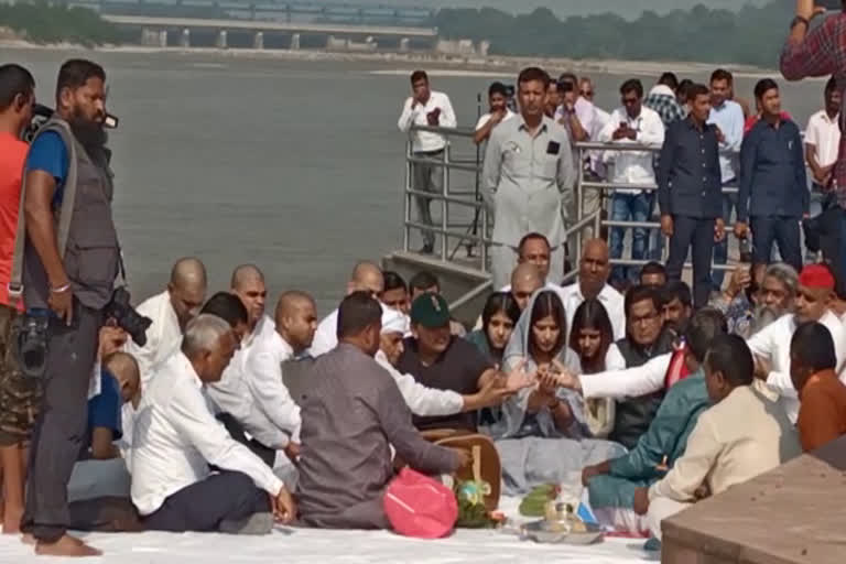 Pilgrim priests upset with the bone immersion of Mulayam Singh Yadav in Neeldhara