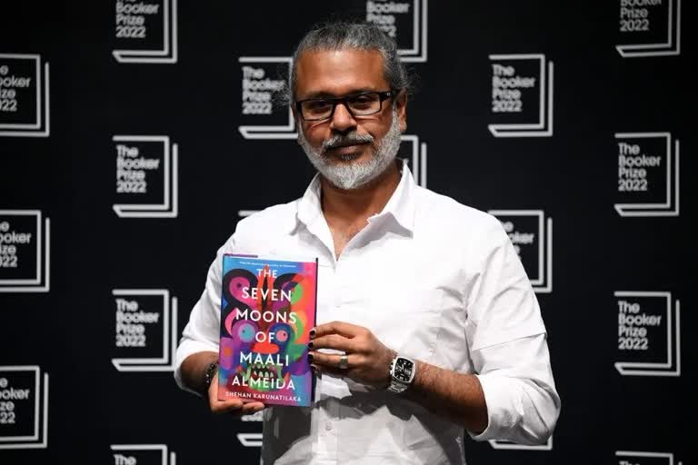 ഷെഹാൻ കരുണാതിലക  Shehan Karunatilaka  Shehan Karunatilaka wins 2022 Booker Prize  Booker Prize 2022  ബുക്കർ പുരസ്‌കാരം 2022  ദി സെവൻ മൂൺസ് ഓഫ് മാലി അൽമേഡ  The Seven Moons of Maali Almeida  ശ്രീലങ്കൻ ആഭ്യന്തര യുദ്ധം  ശ്രീലങ്കൻ എഴുത്തുകാരൻ ഷെഹാൻ കരുണാതിലക